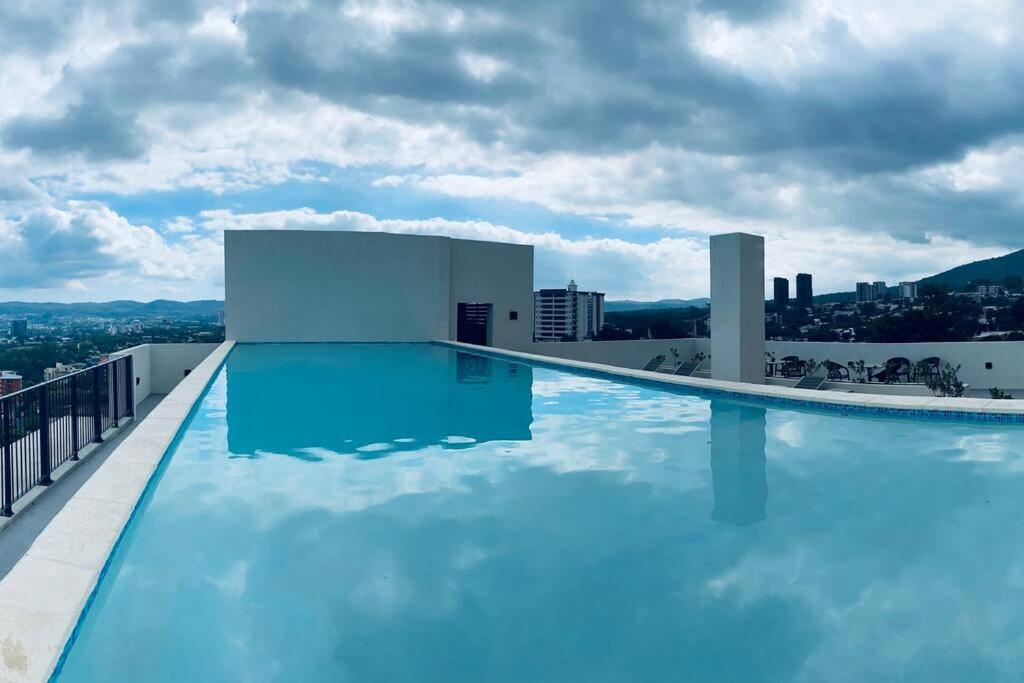 Entire Beautiful Condo With Rooftop Pool And Gym 圣萨尔瓦多 外观 照片